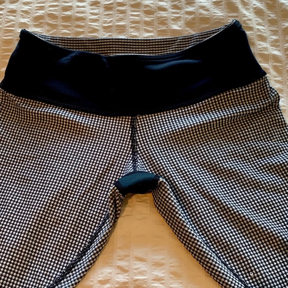 EUC Lululemon Size 6 crop - Picture 8 of 8